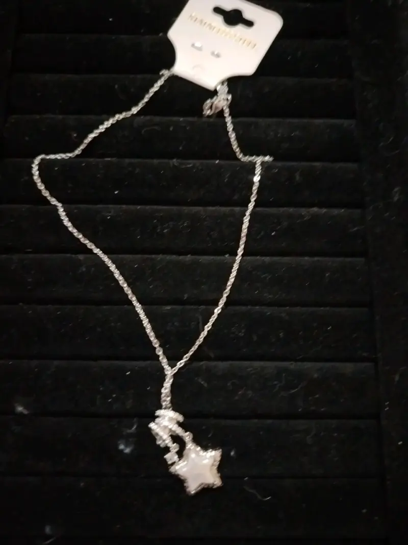 Collar plateado con colgante de estrella