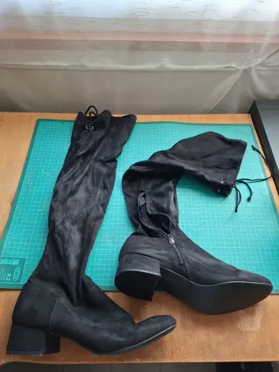 Botas negras altas de gamuza - miniatura 1