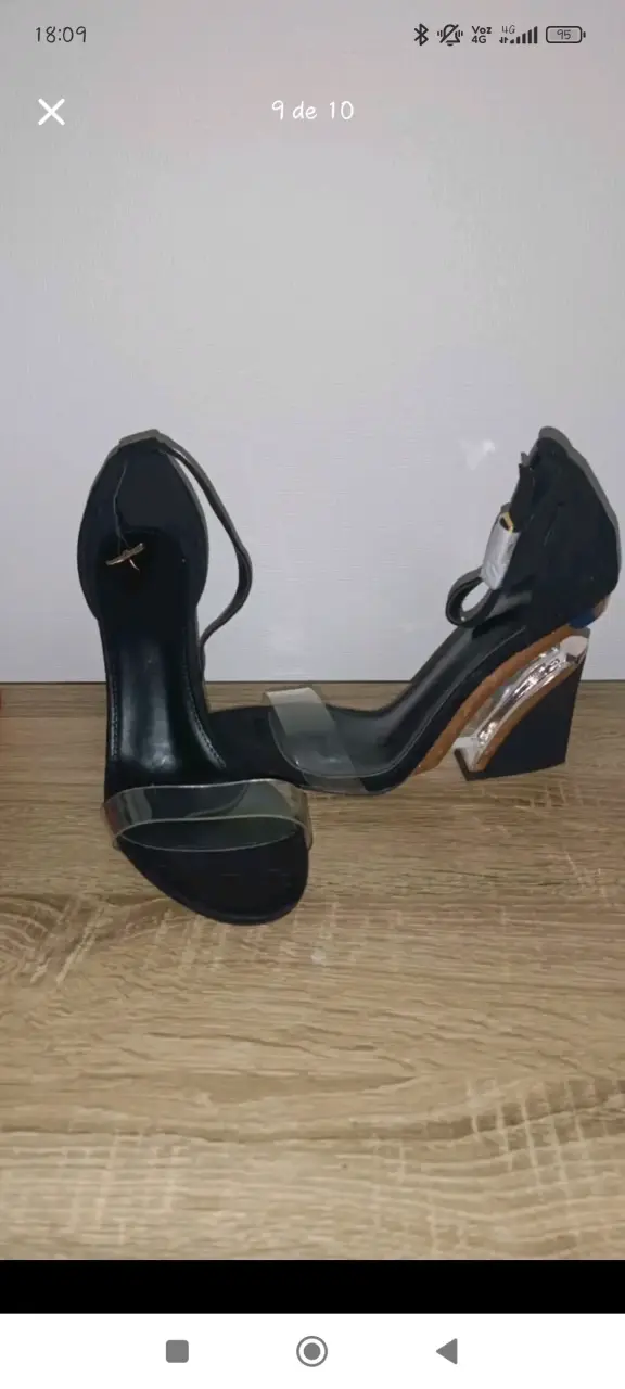 Tacones negros con tira transparente