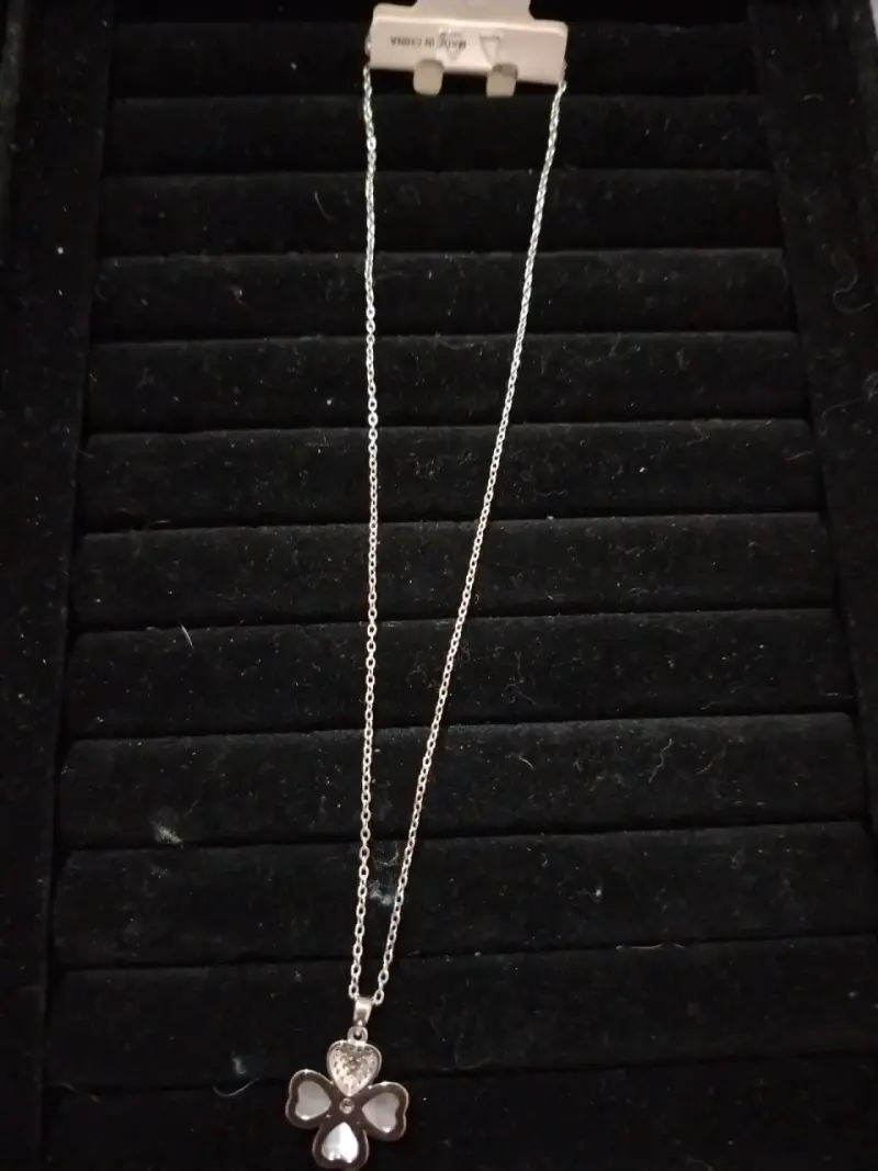 Collar con colgante de trébol