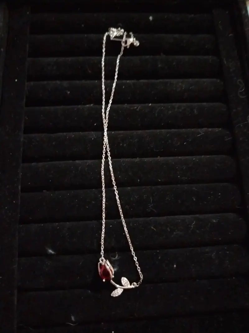 Collar de plata con colgante flor