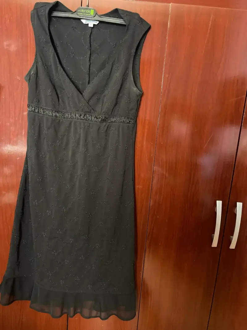 Vestido negro con bordado floral