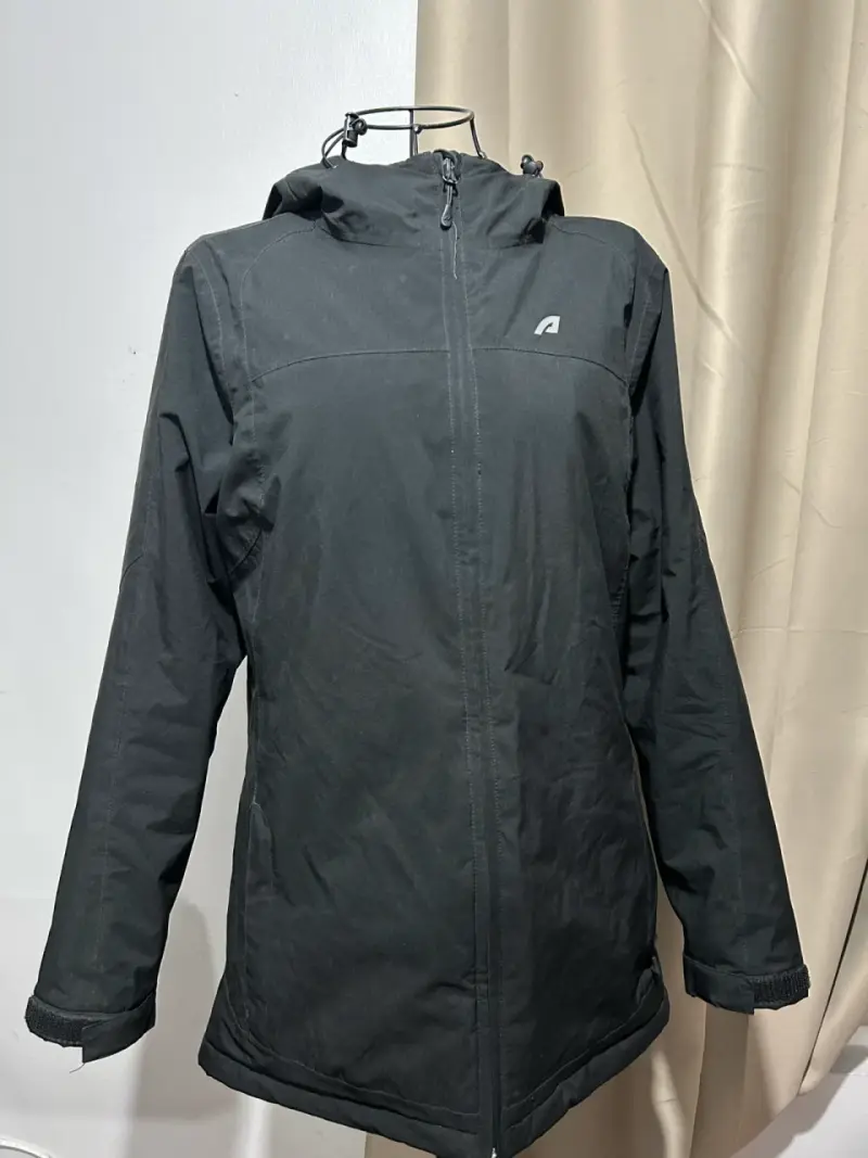 Chaqueta outdoor negra con gorros - 1