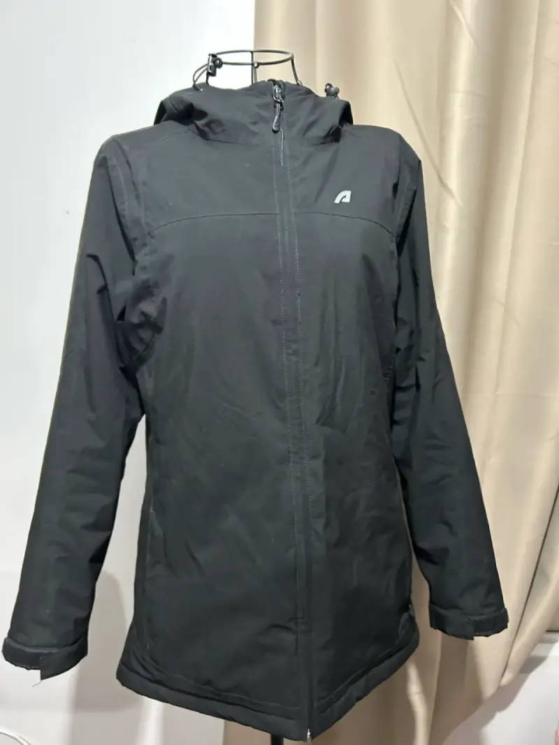 Chaqueta outdoor negra con gorros - 2