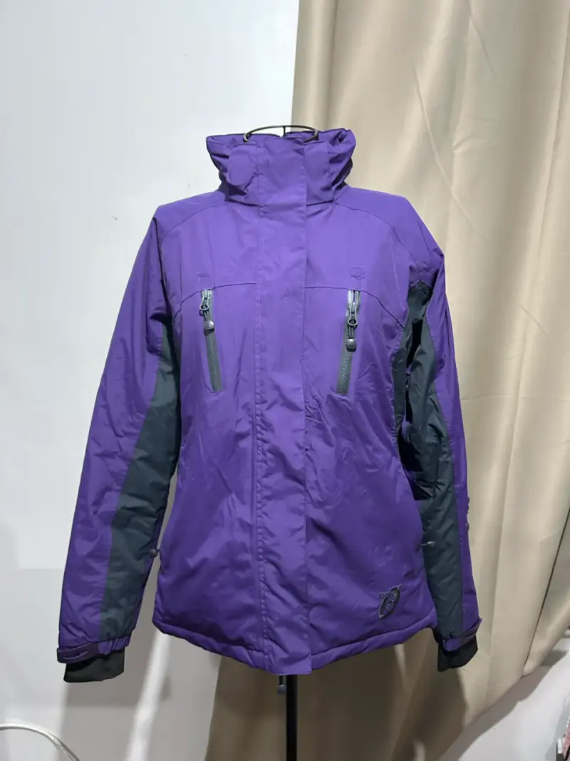 Chaqueta de nieve morada