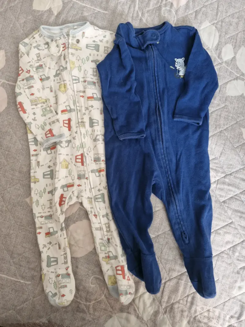 Pijamas y chaquetas de bebé con diseños - 1