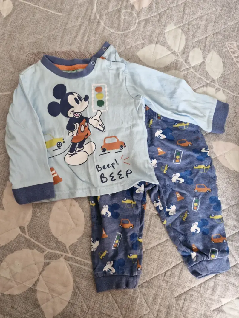 Pijamas y chaquetas de bebé con diseños - 4