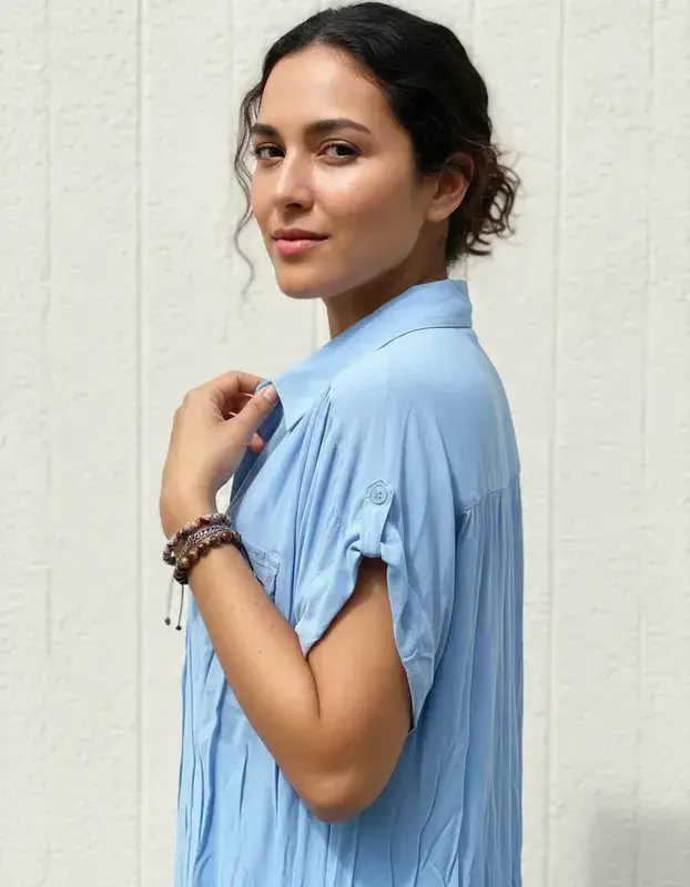 Blusa celeste claro con bolsillos - 2