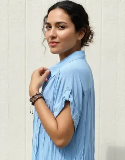 Blusa celeste claro con bolsillos - miniatura 2