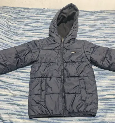 Chaqueta azul con capucha - miniatura 1