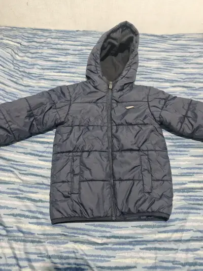 Chaqueta azul con capucha - miniatura 2