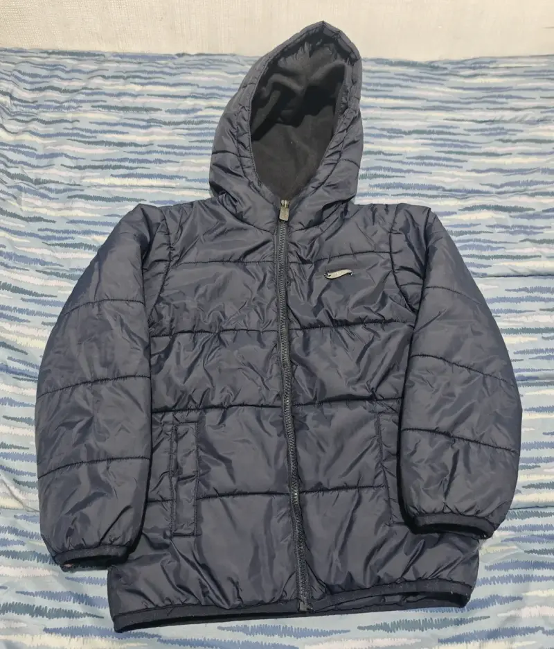 Chaqueta azul con capucha - 3