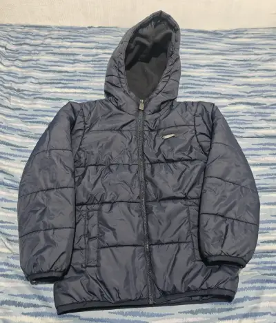 Chaqueta azul con capucha - miniatura 3