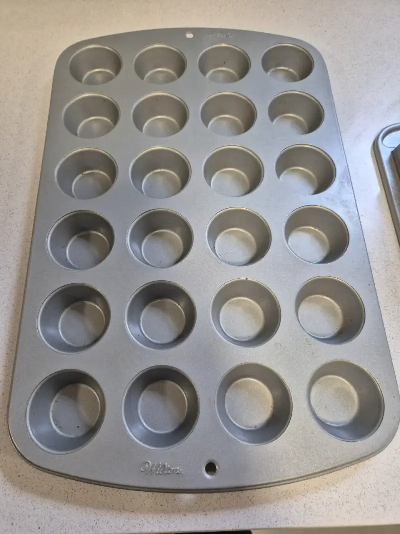 Molde para 24 mini muffins