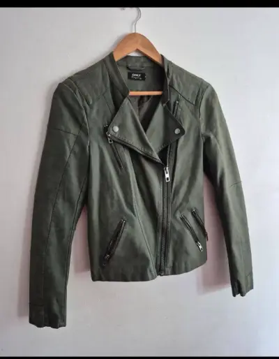 Chaqueta ecocuero  verde olivo estilo moto - miniatura 2