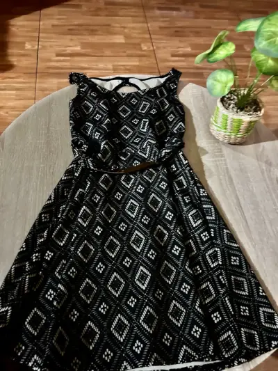 Vestido negro con patrón geométrico - miniatura 1