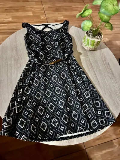 Vestido negro con patrón geométrico - miniatura 2