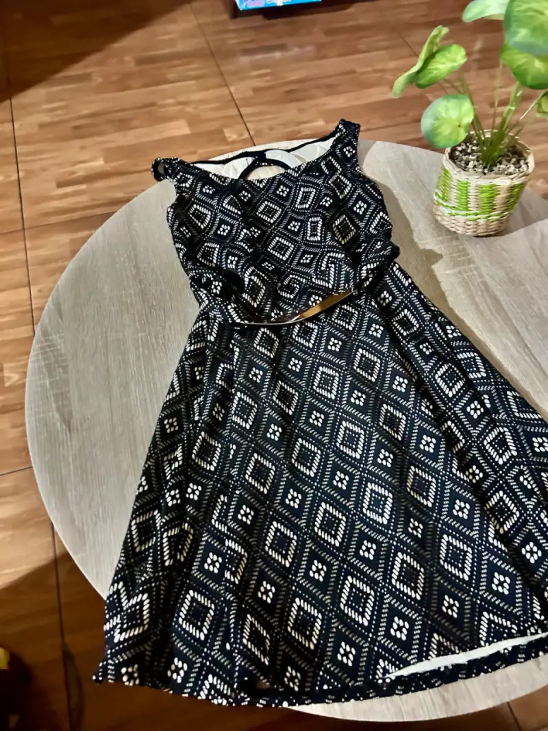 Vestido negro con patrón geométrico - 3