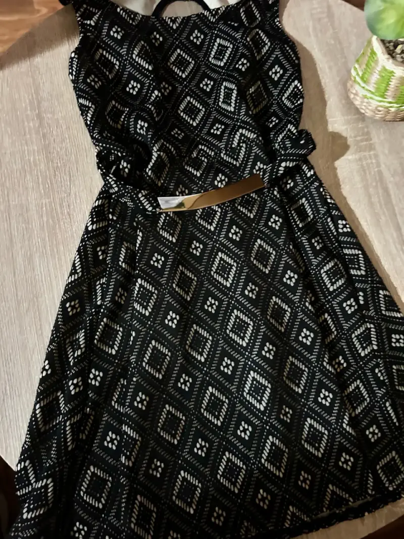 Vestido negro con patrón geométrico - 4