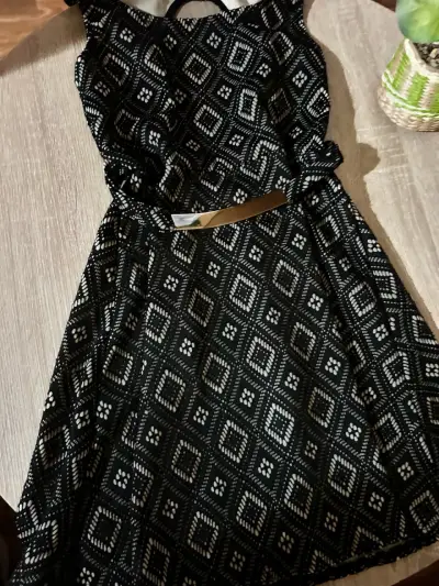 Vestido negro con patrón geométrico - miniatura 4