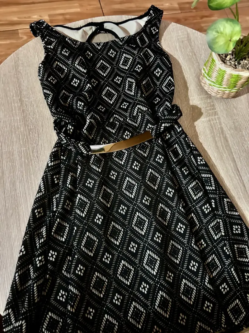 Vestido negro con patrón geométrico - 5