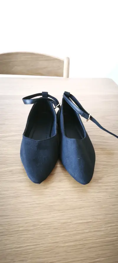 Zapatos planos negros con correa - miniatura 1