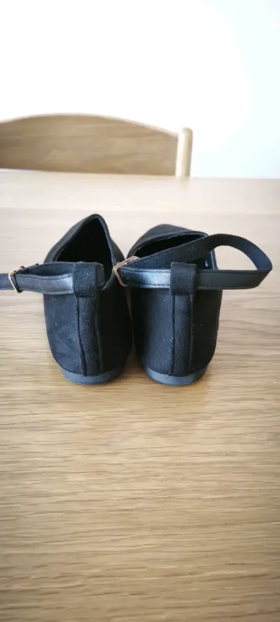 Zapatos planos negros con correa - miniatura 3