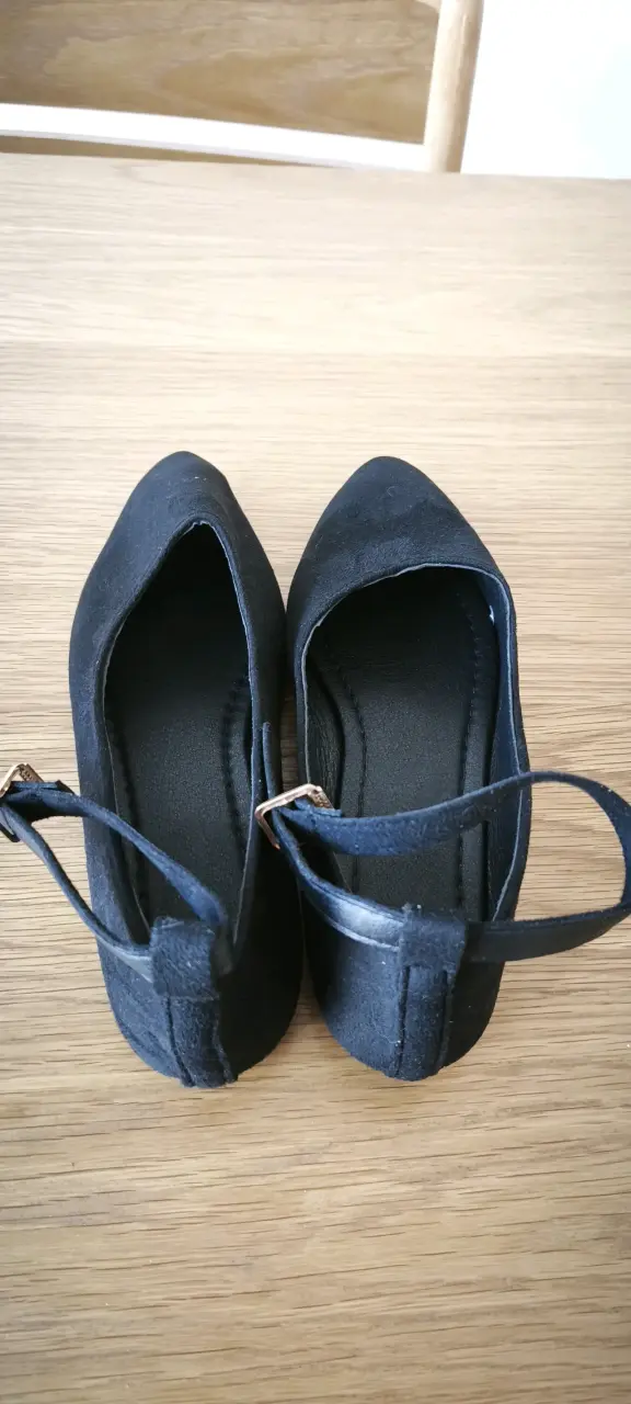 Zapatos planos negros con correa - 4