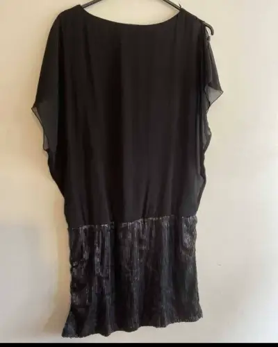 Vestido negro con lentejuelas - miniatura 2