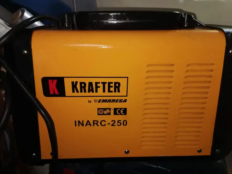 Soldadora electrónica Krafter INARC-250, impecable - 1