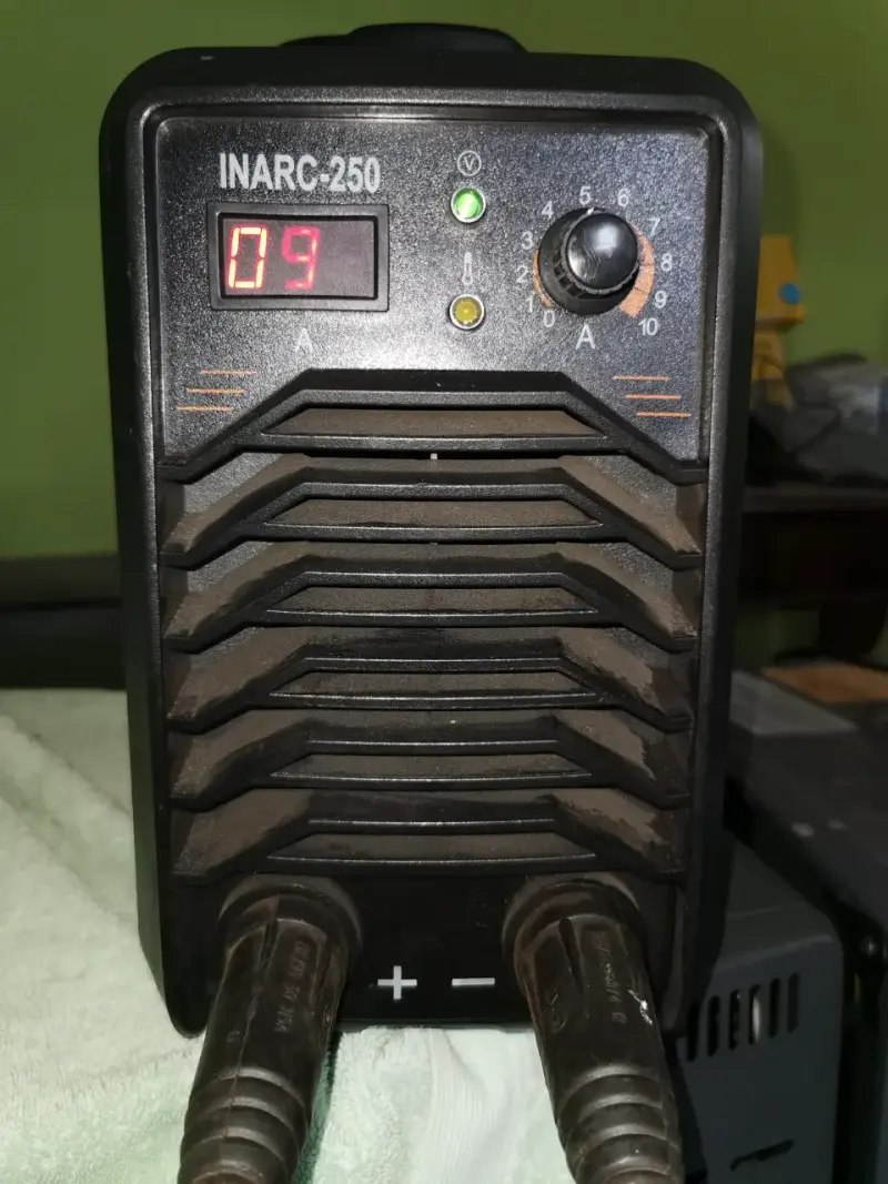Soldadora electrónica Krafter INARC-250, impecable - 3