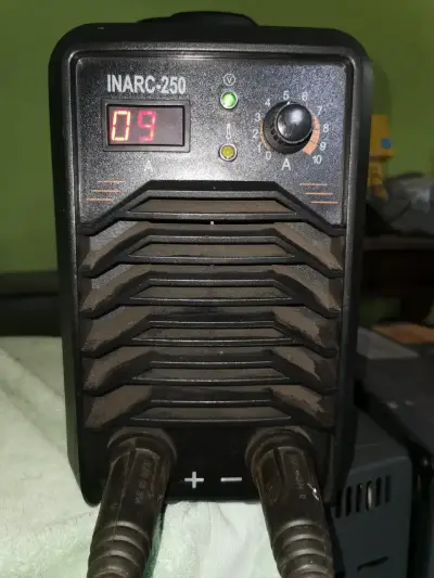 Soldadora electrónica Krafter INARC-250, impecable - miniatura 3