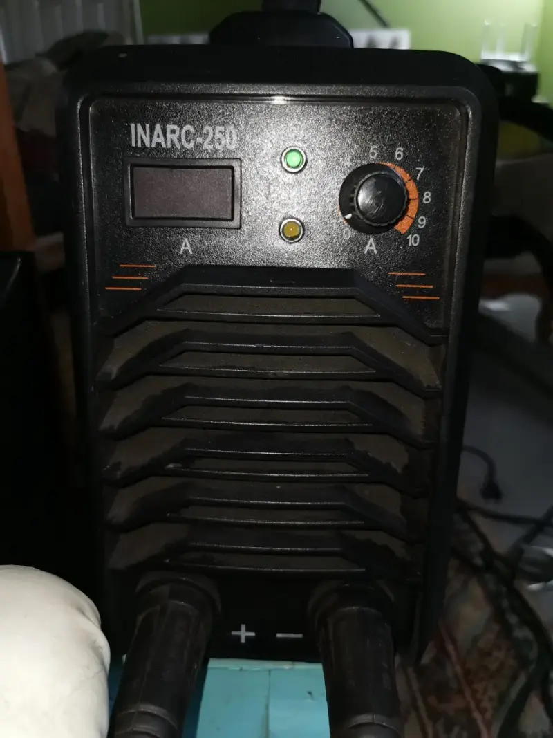 Soldadora electrónica Krafter INARC-250, impecable - 4