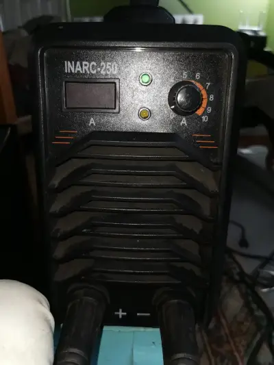 Soldadora electrónica Krafter INARC-250, impecable - miniatura 4