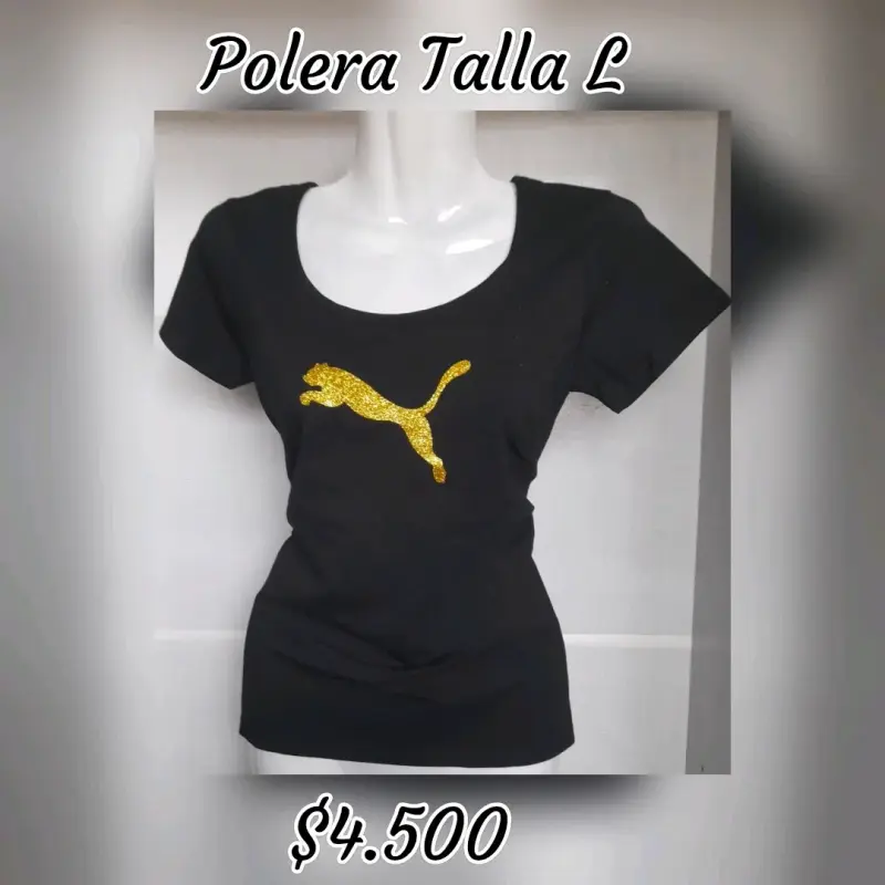 Polera negra con logo dorado