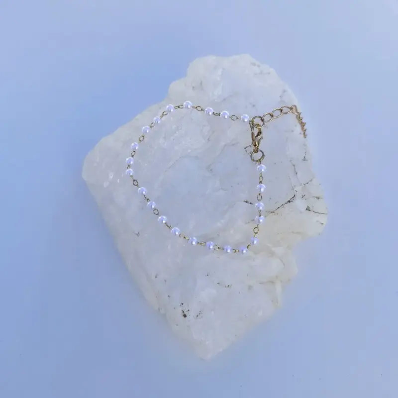 Pulsera de perlas de fantasia.