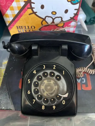 Teléfono antiguo de disco negro - miniatura 1
