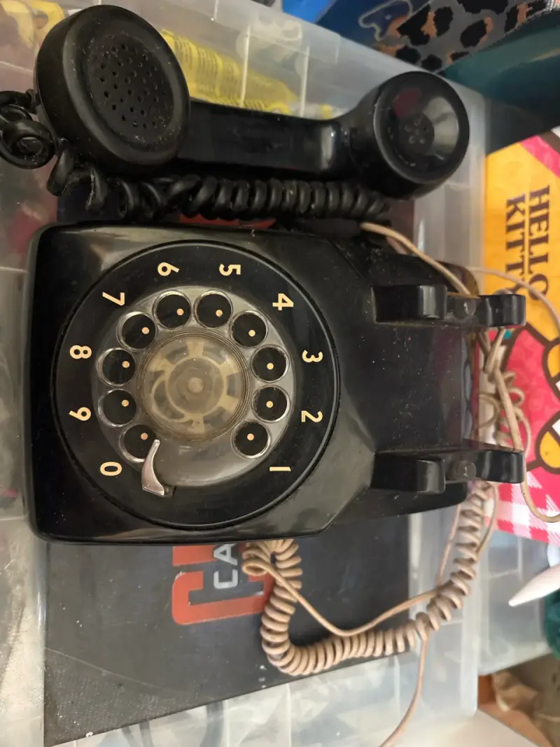 Teléfono antiguo de disco negro - 2