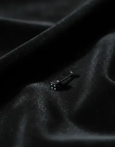 Piercing negro dado pequeño - miniatura 1