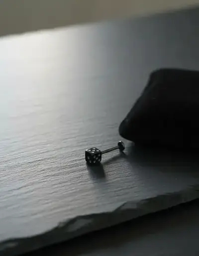 Piercing negro dado pequeño - miniatura 2