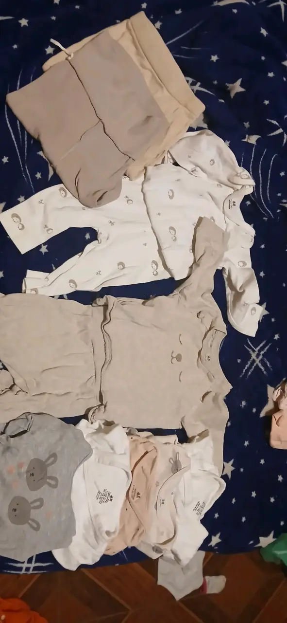 Ropa de bebé variada