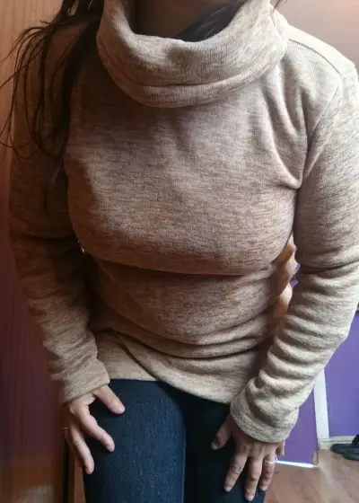 Suéter beige de cuello alto - miniatura 2