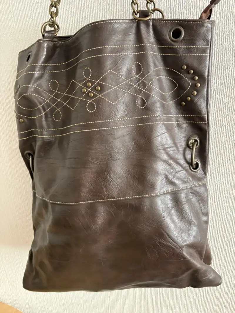 Bolso de cuero marrón con remaches - 1