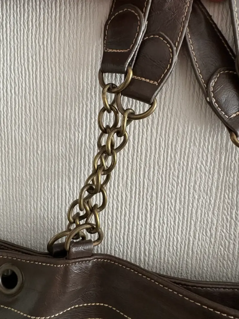 Bolso de cuero marrón con remaches - 2