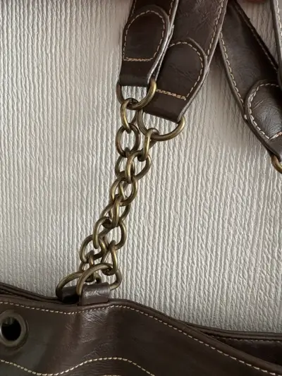 Bolso de cuero marrón con remaches - miniatura 2