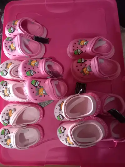 Sandalias rosadas para niños - miniatura 2
