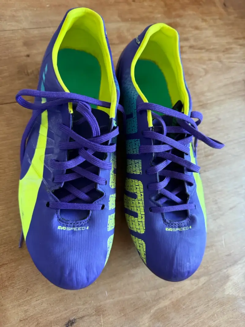 Zapatillas de fútbol moradas y amarillas - 1