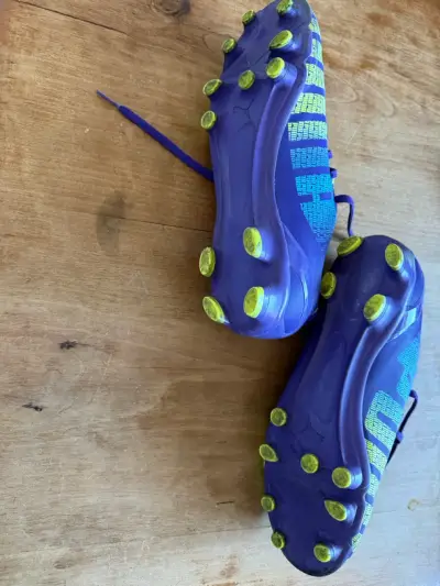 Zapatillas de fútbol moradas y amarillas - miniatura 2