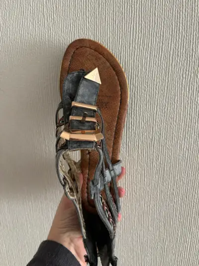 Sandalia 16 hrs con correas y hebilla - miniatura 3