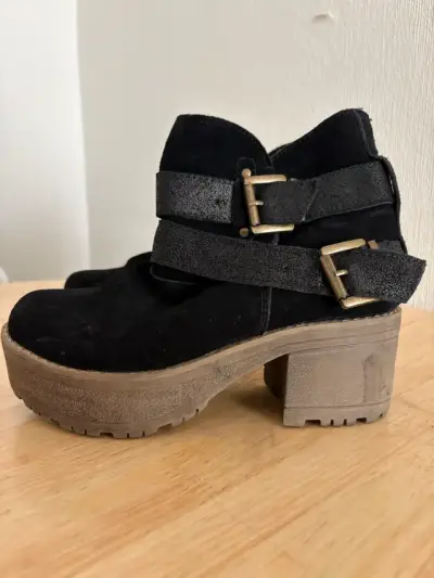 Botines negros con hebillas - miniatura 1